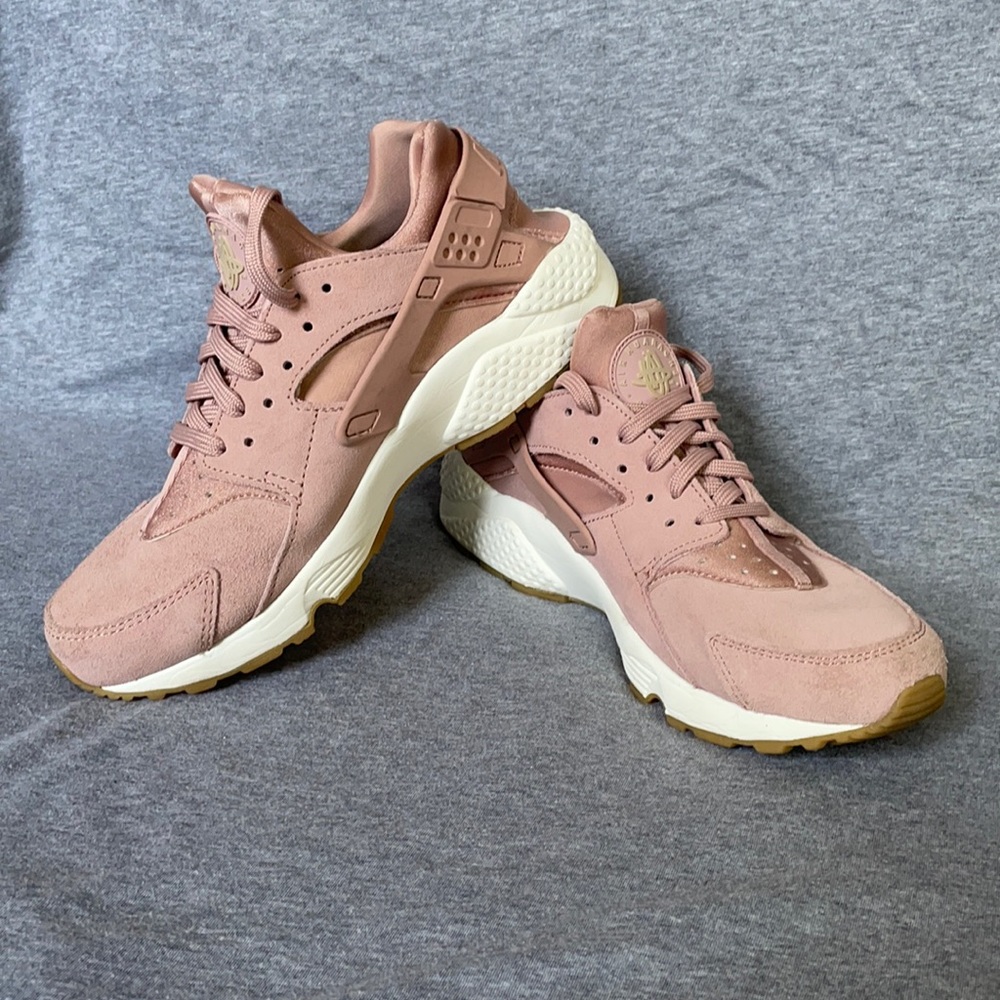 Nike Air Women’s Pink Suede Huarache (9.5)